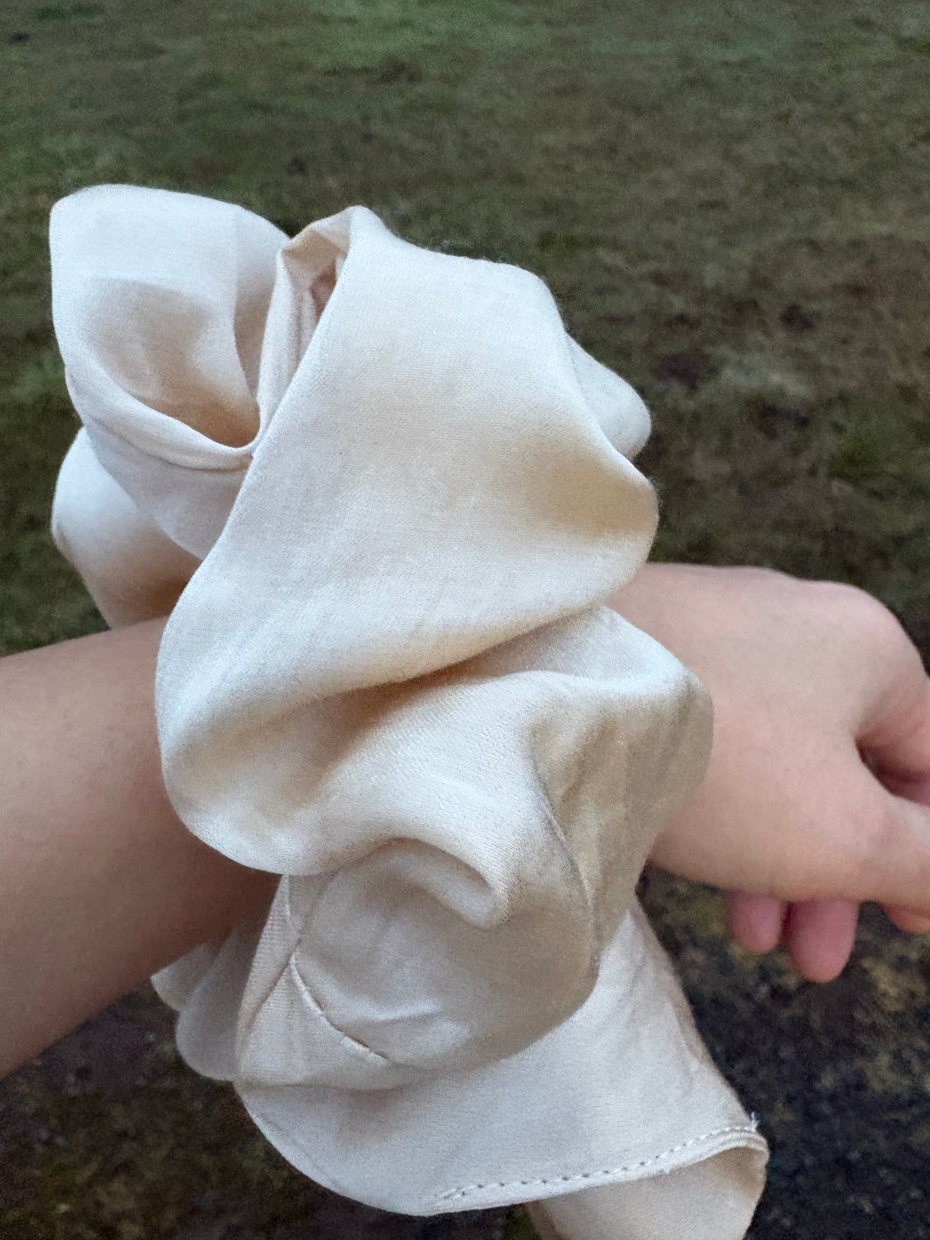 Jasmine Édition – Champagne 22MM Pure Mulberry Silk Oversized Scrunchie