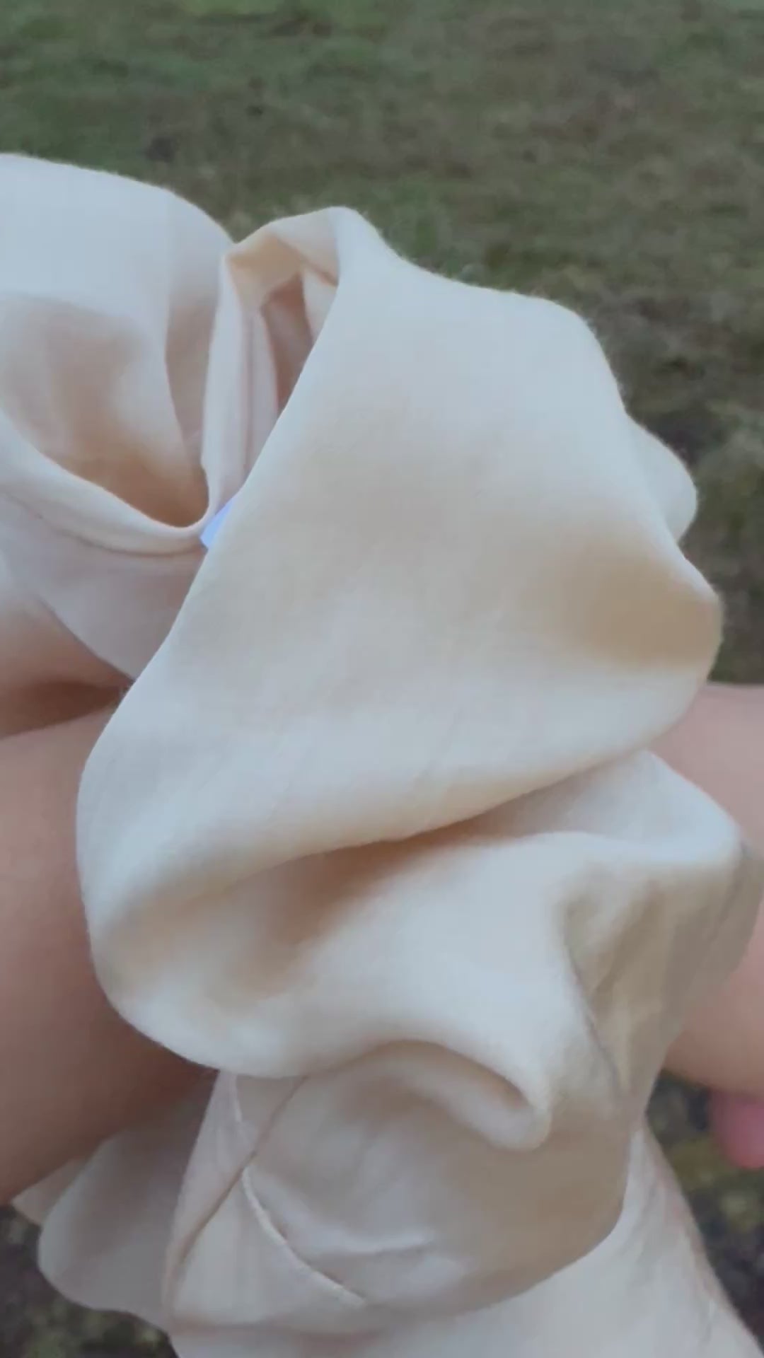 Jasmine Édition – Champagne 22MM Pure Mulberry Silk Oversized Scrunchie